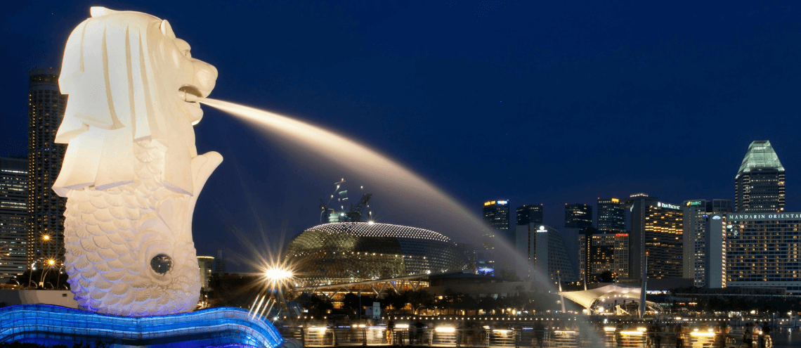 the famous mascot of Singapore - merlion at night